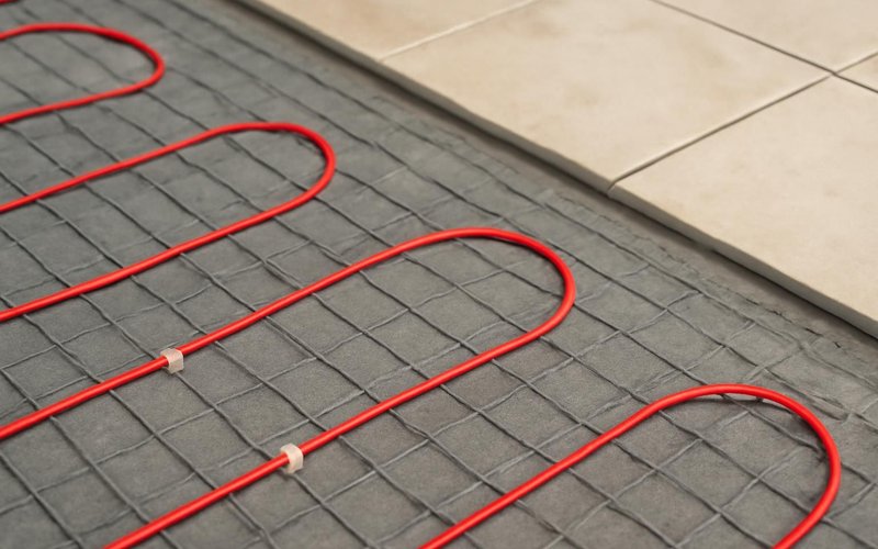 Electric heating cable in a floor membrane